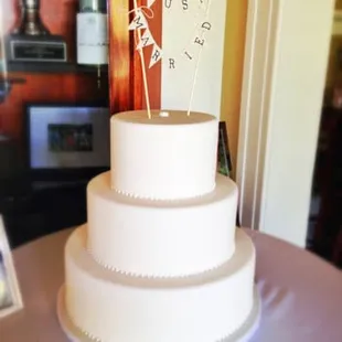 At Creme de la Cake, located in Fresno, CA, we specialize in premium wedding and special occasion cakes in Fresno and Clovis are