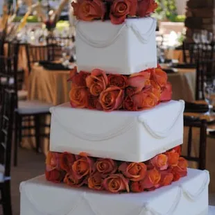 At Creme de la Cake, located in Fresno, CA, we specialize in premium wedding and special occasion cakes in Fresno and Clovis are