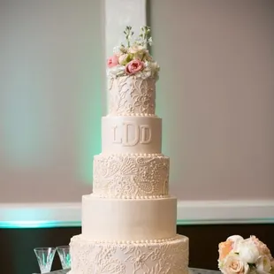 The beautiful cake I paid and asked for, that Creme de la Creme could NOT make even after they said YES!