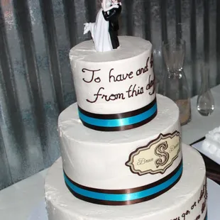 Cake topper FELL OFF minutes after they left. Ruining the frosting on one side of the cake.