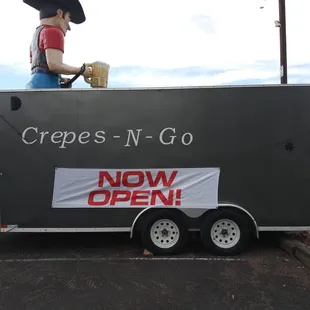 ows a man standing on top of a trailer
