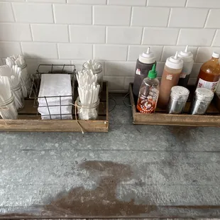 Condiments/utensil station