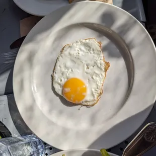 One egg sunny side up