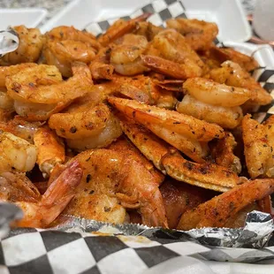 Crab and shrimp with potatoes and sausage