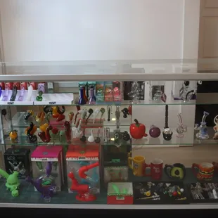 Crescent City Vape offers everything from the absolute easiest plug-and-play starter kit up to more complex, more customizable kits.