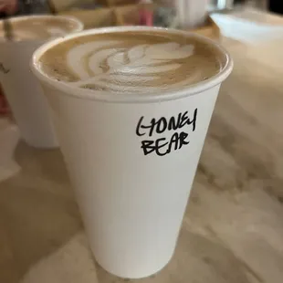 Autumn drink special "Honey Bear Latte" with honey and cinnamon