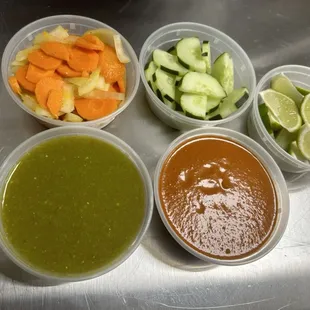 Salsa verde and roja