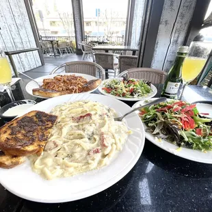 We agreed that the pastas here have significantly larger portions and much more flavorful than Carinos and Olive garden's dishes.