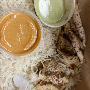 Garlic chicken plate with rice with Creamy Jalapeño Sauce and Chipotle Sauce