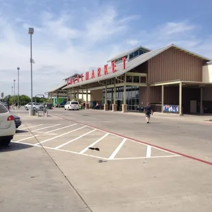 Pretty nice architecture for a grocery store! This is a huge store and very nice indoors. Good job Moore!