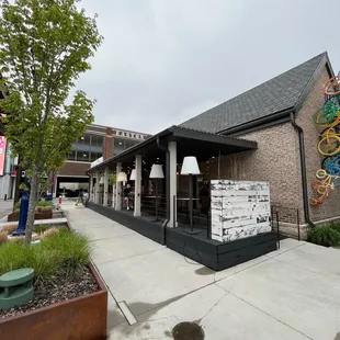 Cute patio with lots of outdoor seating!