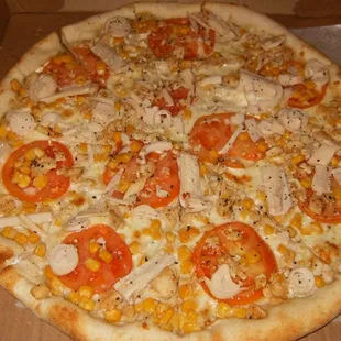 small tropical pizza (white pizza w/ sliced tomatoes, corn, hearts of palm, chicken, and cream cheese stuffed crust)