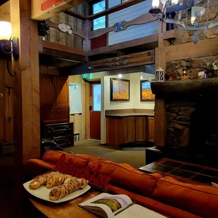 Fresh cookies daily at 4pm, and complimentary red wine from 4 to 5pm, nice!