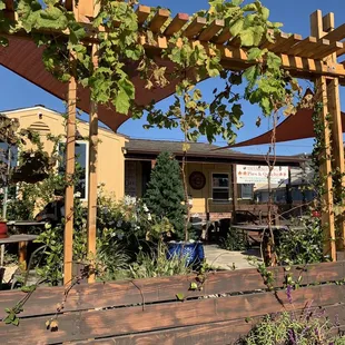 11/19/22 cozy front yard to enjoy your food &amp; beverage