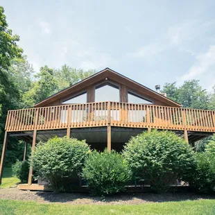 Exterior of Travis Lodge at Crockett's Run.