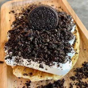an oreo cookie and cream sandwich
