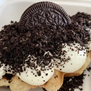 a dessert with oreo cookies and cream