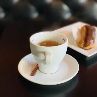 Vanilla-Filled Eclair Pastry