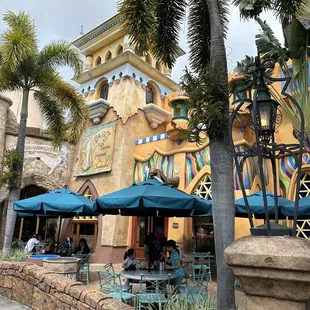 the outside of a restaurant