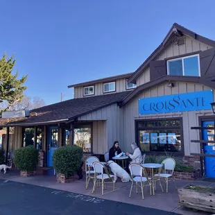 Front of the bakery with a few small tables outside