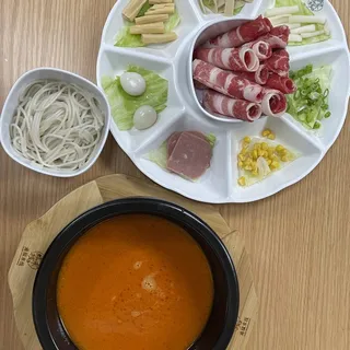 Tom Yum Sliced Beef Rice Noodle