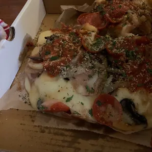 Delux Deluxe Pizza