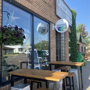 the outside of a coffee shop