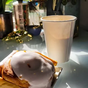 Cinnamon roll, cafe miel