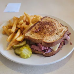 Corned beef melt without the sauerkraut and thousand island and added mustard. Excellent corned beef sandwich.