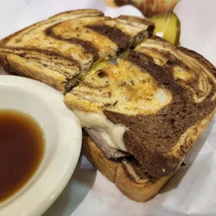 Roast beef au jus on rye