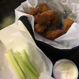 chicken wings and fried chicken, fried chicken wings, chicken wings, poultry, food, bbq wings, bbq chicken, fried chicken, chicken