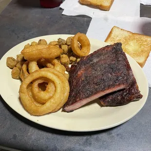 Ribs with okra and onion rings