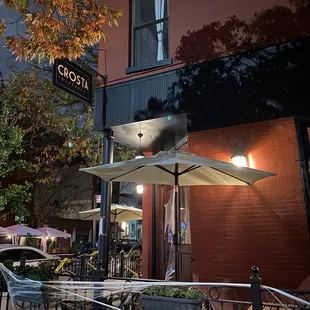 the outside of a restaurant at night