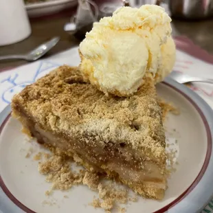 Homemade apple pie à la mode