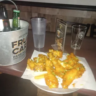 chicken wings and fried chicken, fried chicken wings, fried chicken, chicken, bbq wings, poultry, chicken wings, food, bbq chicken