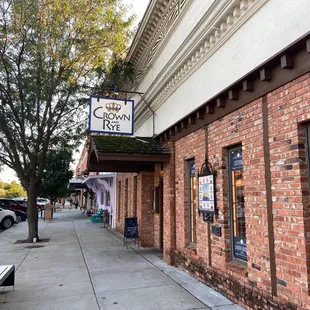 the outside of a restaurant