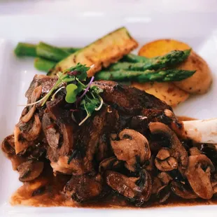 beef with mushrooms and asparagus