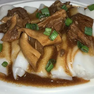 29. Steamed Rice Noodle with Beef Brisket