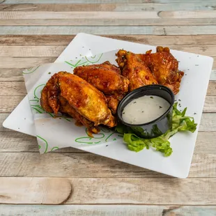 CRU CUT WINGS

SEVEN CLASSIC CUT WINGS TOSSED IN A SAUCE OF YOUR
CHOICE, SERVED WITH A SIDE OF RANCH OR BLEU CHEESE