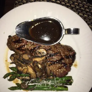 steak with mushrooms and asparagus