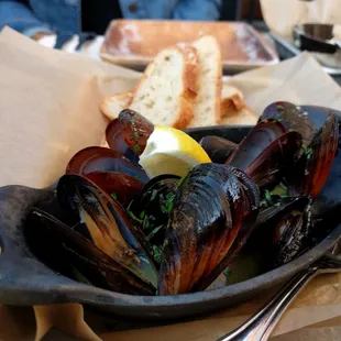 Mussels in garlic butter wine sauce