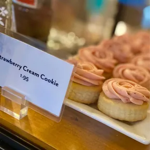 strawberry cream cookies