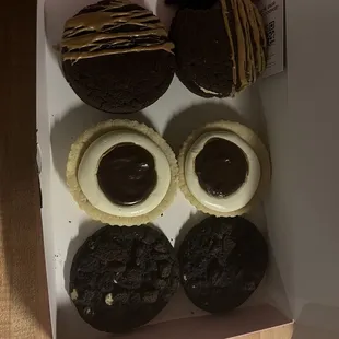 2 of each cookies ordered.. the one with caramel drizzled on cookie sandwich is the new nutty buddy sandwich which is my favorite!