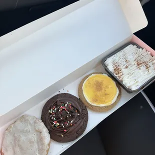 Iced oatmeal, Chocolate brownie, Lemon cheesecake, Tres Leches cake