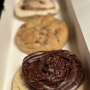 S'mores, Triple Berry Crumble, Milk Chocolate Chip and Chocolate Cupcake whoa! Now that's a line up!