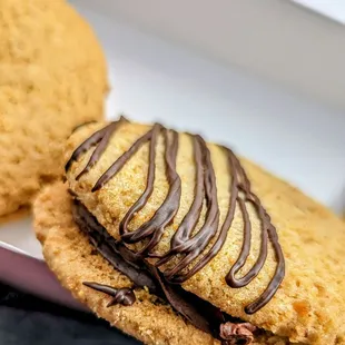 Graham cracker cookie with chocolate filling