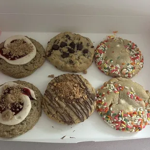 Berry cookie, chocolate chip, peanut butter, and cake batter with sprinkles (that was my fav)! All so delicious and well made.