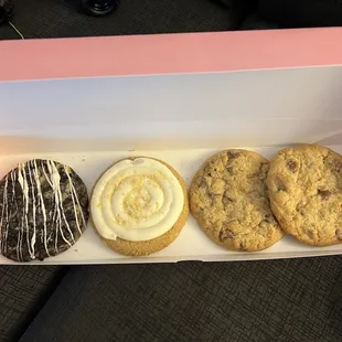 Cookies &amp; Cream, Vanilla Crumb Cake with frosting and 2 chocolate chip cookies. Sooooo good!!!!