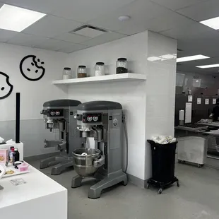 :'( Sad. I ordered 2 hours ago online, just arrived, and the order is still not ready. They do not prioritize online orders!