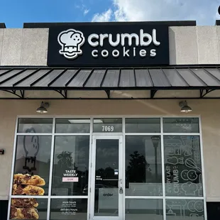 the front of a bakery